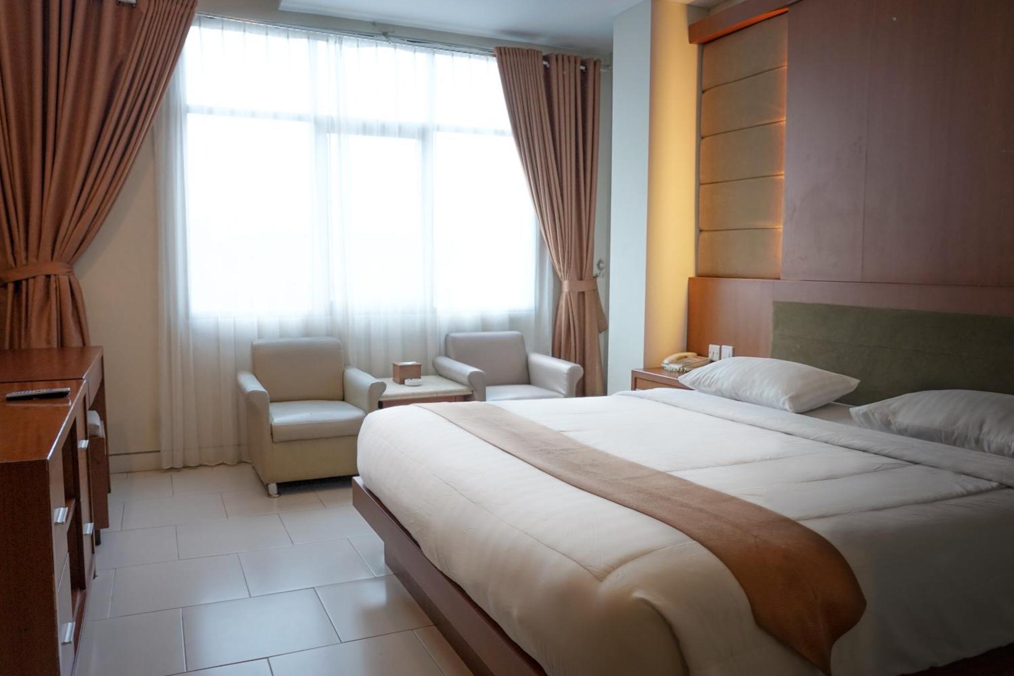 Arinas Hotel バンダールランプン エクステリア 写真